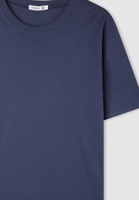 T-shirt blu navy a maniche corte realizzato in morbido cotone con scollo rotondo, caratterizzato da un design semplice e una texture sottile. Etichetta della taglia visibile.