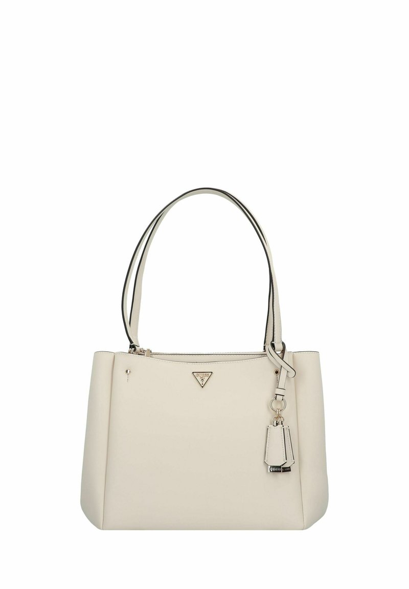 Bolso tote de cuero crema con asas dobles, cierre de cremallera y un acento de logo plateado. Presenta un charm desmontable y una textura suave.