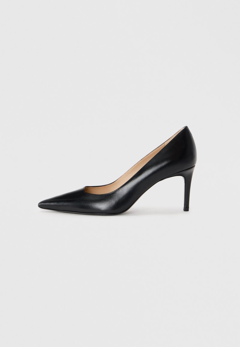 Pantofi cu toc înalt din piele neagră, cu vârf ascuțit, siluetă elegantă și textură fină. Prezintă un toc subțire și o tăietură joasă pe laterale.