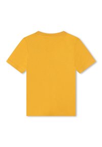 Camiseta amarilla de manga corta hecha de algodón. Diseño clásico de cuello redondo con una textura suave y sin gráficos ni patrones visibles.