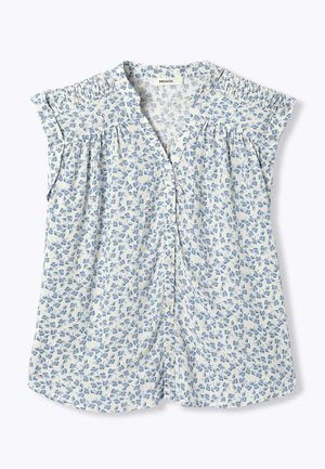 Blouse blanche à manches courtes avec motif floral bleu, boutons sur le devant et détails froncés sur l'empiècement des épaules.