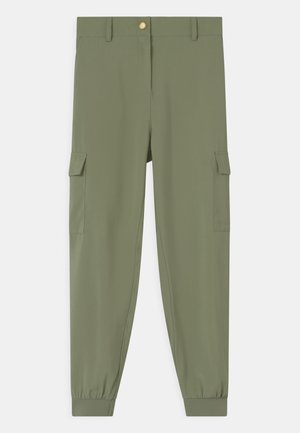 Pantalon cargo fuselé vert olive avec poignets élastiques, passants de ceinture, fermeture par bouton et poches à rabat sur les deux cuisses.