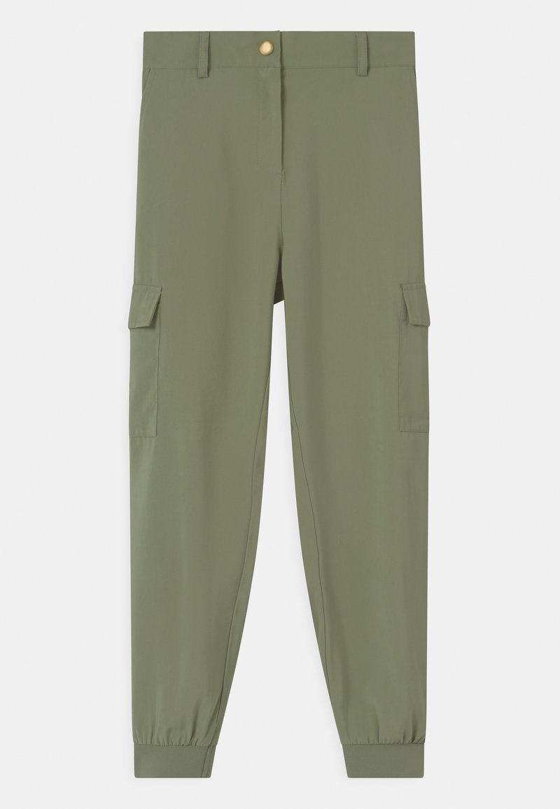 Pantalon cargo fuselé vert olive avec poignets élastiques, passants de ceinture, fermeture par bouton et poches à rabat sur les deux cuisses.