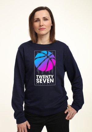 Námořnická mikina s velkým grafikou basketbalového míče s přechodem z modré do růžové, pod ním text "TWENTY SEVEN BASKETBALL".