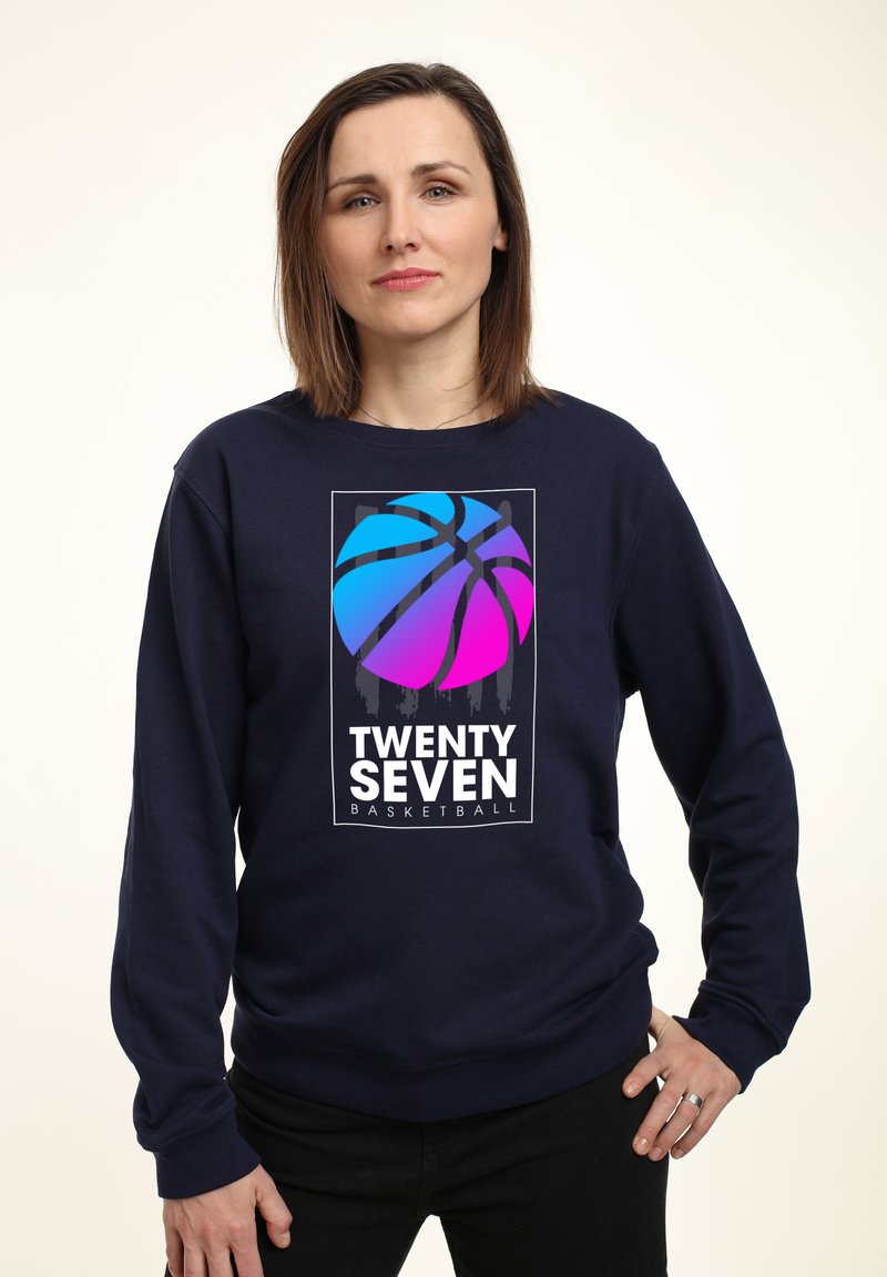 Felpa navy con una grande grafica di un pallone da basket con una sfumatura dal blu al rosa, con il testo "TWENTY SEVEN BASKETBALL" sottostante.