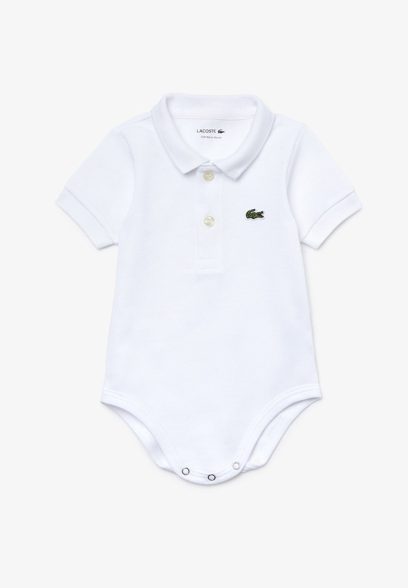 Body din poliester alb, cu textură, având un guler și două nasturi, cu un logo brodat de crocodil verde pe piept.