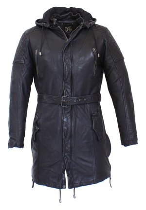 Veste en cuir noir avec capuche, accents matelassés aux épaules, plusieurs fermetures éclair, ourlet avec cordon de serrage et taille ceinturée pour un ajustement réglable.