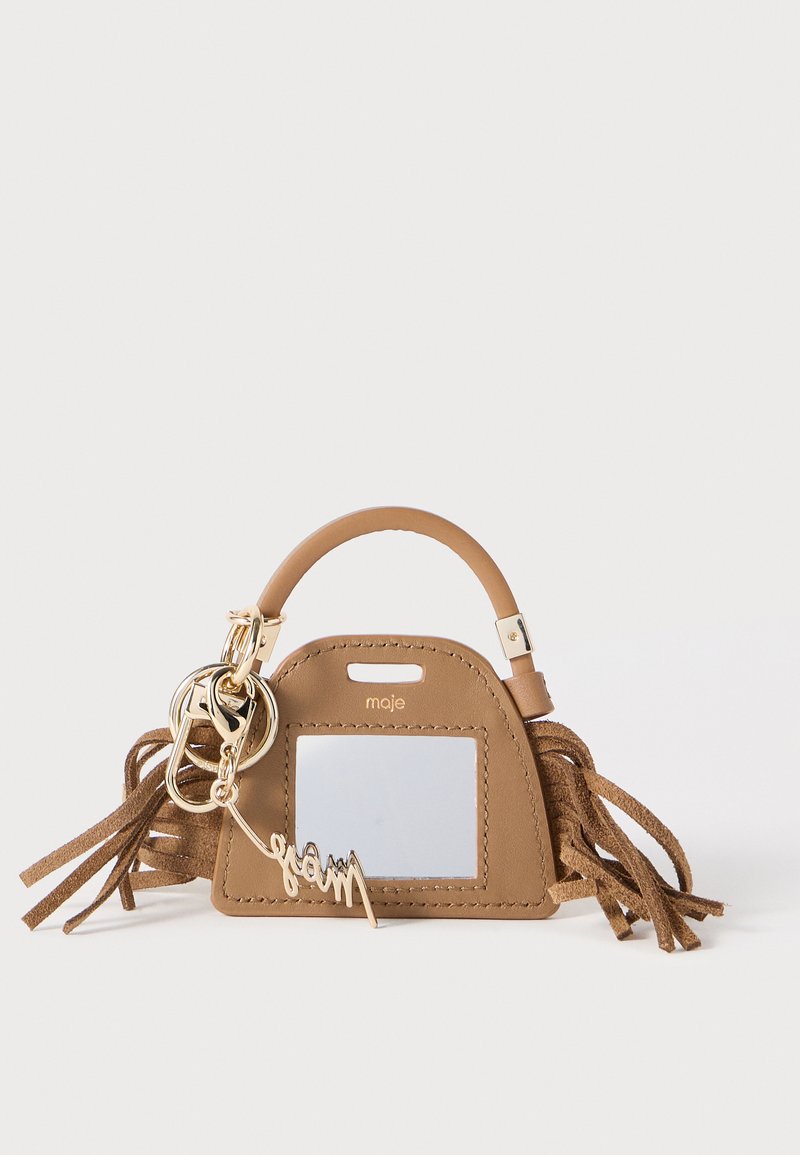 Mini sac à main en cuir marron de forme arrondie, équipé d'une fenêtre d'identification transparente, de ferrures dorées et de franges décoratives.