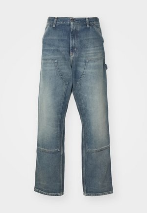 Lys blå jeans med avslappet passform, laget av denim. Har vide ben, store frontlommer og kontrasterende sømdetaljer.