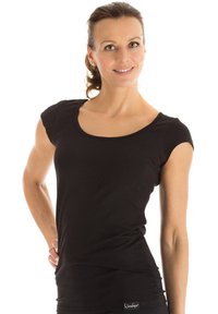 Schwarzes, tailliertes T-Shirt mit kurzen Ärmeln, rundem Ausschnitt und glatter Textur. Mit einem dezenten Logo am Saum.