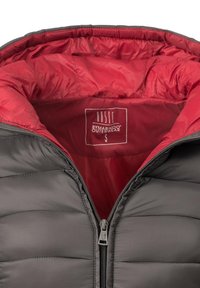 Pilkas pūkinis švarkas su raudona vidine puse, su užtrauktuku, geometriniu siuvinėjimu ir etikete, skaitant "BASIC BYMARIKOO OUTERWEAR S."