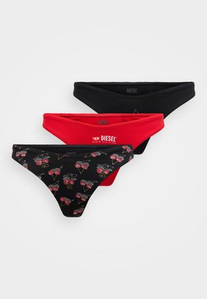 Trei perechi de chiloți tanga: unul negru, unul roșu și unul cu bază neagră și imprimeu cu cireșe roz. Toate sunt confecționate din material elastic, cu talie subțire.