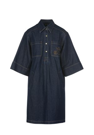 Denim kjole med korte ærmer, mørkeblå farve, to brystlommer, frontknaplukning og broderet logo på lommen.