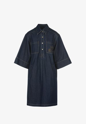 Denimmekko lyhyillä hihoilla, tummansininen väri, kaksi rintataskua, napitus edessä ja brodeerattu logo taskussa.