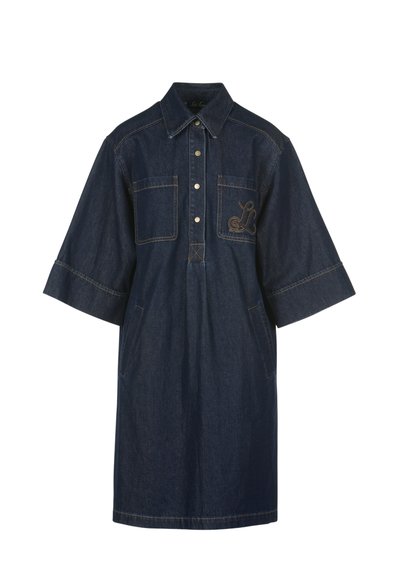 Denimmekko lyhyillä hihoilla, tummansininen väri, kaksi rintataskua, napitus edessä ja brodeerattu logo taskussa.