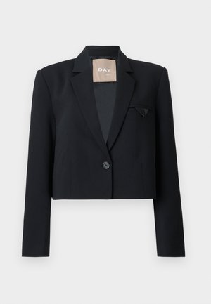 Blazer noir court avec un bouton, col à revers entaillé et petite pochette sur la poitrine, sur fond blanc.