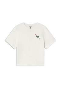 Weißes, kurzer Crop-Top-T-Shirt mit kurzen Ärmeln, rundem Ausschnitt und kleiner roter Blume sowie "Thinking Mu"-Aufdruck auf der linken Brust.