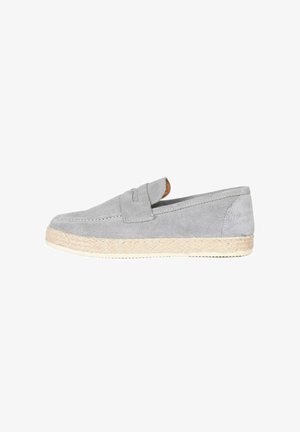 Scarpa slip-on in camoscio grigio con una suola intermedia in juta intrecciata e una suola in gomma. Presenta un design semplice e una punta rotonda.