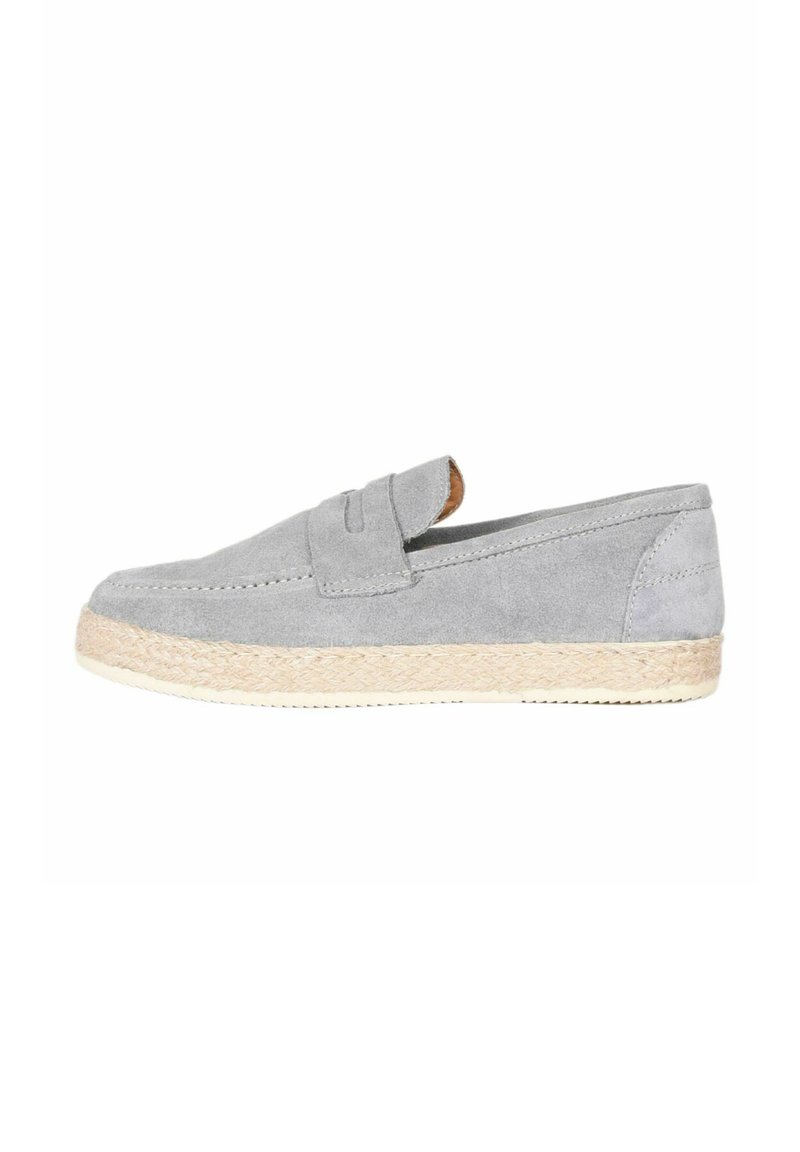 Scarpa slip-on in camoscio grigio con una suola intermedia in juta intrecciata e una suola in gomma. Presenta un design semplice e una punta rotonda.