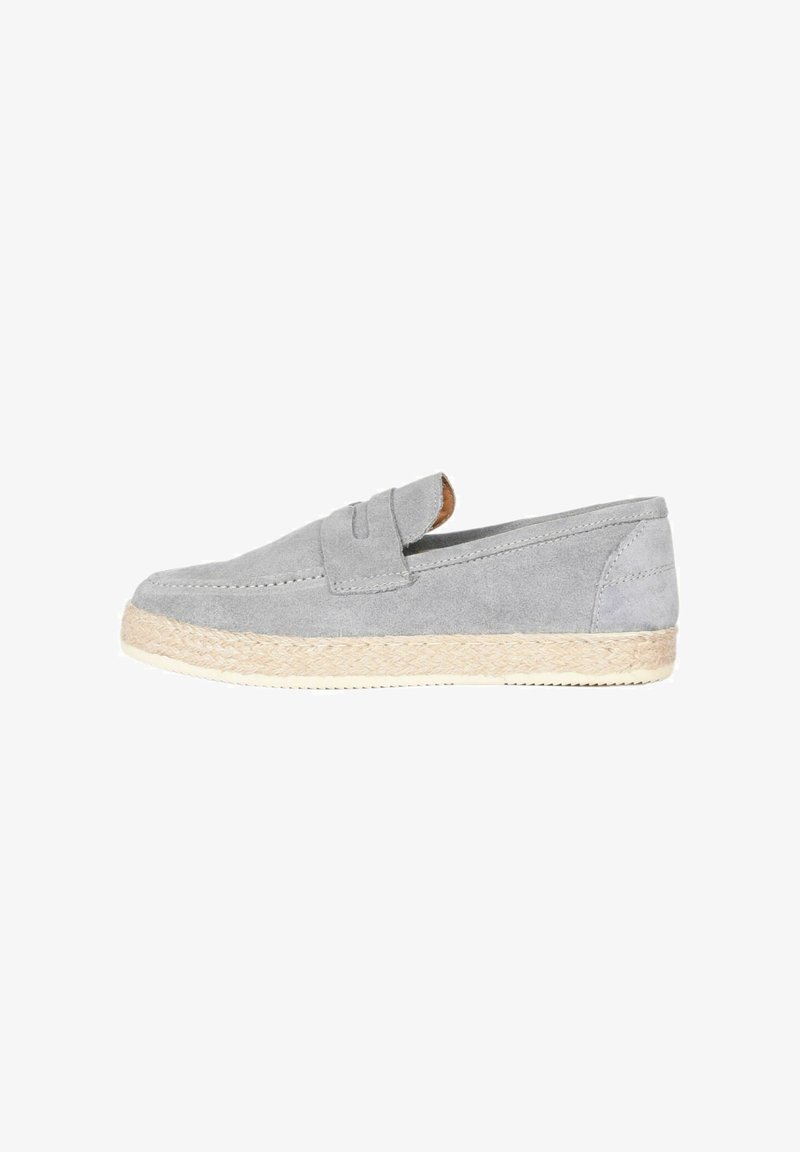 Scarpa slip-on in camoscio grigio con una suola intermedia in juta intrecciata e una suola in gomma. Presenta un design semplice e una punta rotonda.