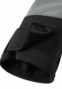 Guanto da esterno nero e grigio con superficie texturizzata, cinturino regolabile in Velcro e cuciture rinforzate all'apertura del polso.