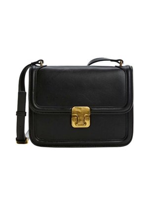 Czarna skórzana torebka na ramię z regulowanym paskiem i prostokątną złotą klamrą na przedniej klapie.