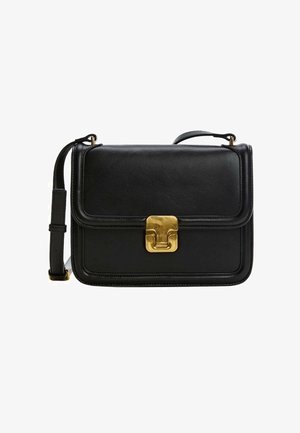Bolso bandolera de cuero negro con correa ajustable y cierre rectangular de tono dorado en la solapa frontal.