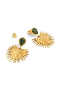 Pendientes en tono dorado con un diseño de abanico texturizado y una piedra en forma de gota verde en la parte superior. Incluyen un cierre seguro para su uso.