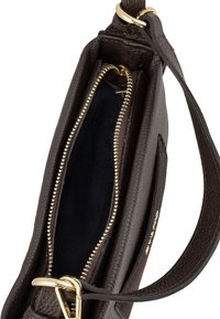 Bolso de mano de cuero marrón con un acabado texturizado. Presenta un cierre y herrajes dorados, con un forro de tela oscura. Diseño compacto y correa delgada.