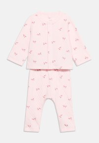 Σετ πιτζάμες μωρού σε ανοιχτό ροζ χρώμα με μακριά μανίκια και μικρά κόκκινα ανθισμένα σχέδια, με κουμπιά τύπου σναπ στο μπροστινό μέρος του πάνω μέρους.