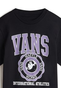 Černé tričko s krátkým rukávem s velkým fialovým a bílým logem "VANS", kulatým emblémem "WAFFLE WORKS" a textem "INTERNATIONAL ATHLETICS".