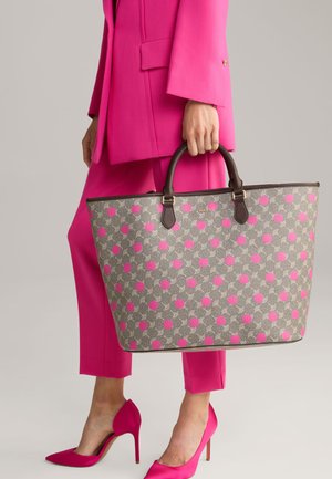 Tote-Bag mit grauem gemustertem Hintergrund und großen pinken Punkten. Braune Ledergriffe, rechteckige Form und glatte Textur.