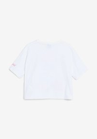 Camiseta blanca corta con mangas cortas, que presenta un detalle bordado en rosa en la manga izquierda. Fabricada en suave material de algodón.