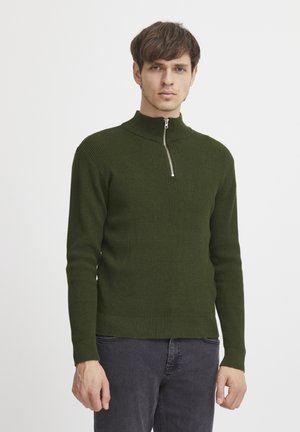 Pulover texturat, de culoare verde măslin, cu guler înalt și închidere cu fermoar pe un sfert. Siluetă ajustată, mâneci lungi și tiv cordat.