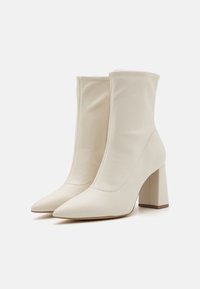 ALDO FIGTREE PILLOW WALK - Klassiska stövletter - white/bone