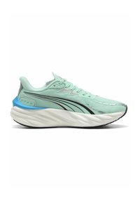 Chaussure de course vert menthe claire avec une tige en mesh texturé, accents noirs et argentés, semelle blanche chunky et détail de contrefort de talon bleu.