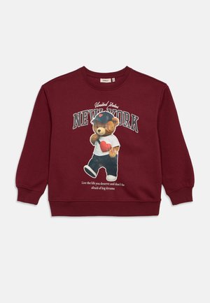 Hanorac bordeaux cu un grafic de urs purtând o șapcă de baseball și un tricou, cu textul "NEW YORK" și un citat imprimat dedesubt. Textură moale, design casual.