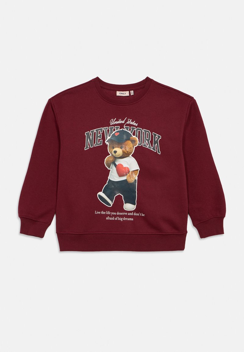 Sudadera burdeos con un gráfico de un oso con una gorra de béisbol y camisa, con el texto "NUEVA YORK" y una cita impresa debajo. Textura suave, diseño casual.