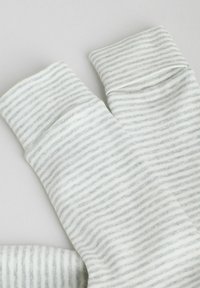Sosete cu dungi în gri deschis și alb. Material tricotat moale cu un design de manșetă ribbed. Prezintă dungi orizontale subțiri.