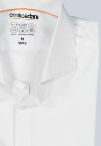 Weißes Hemd aus atmungsaktivem Stoff, mit klassischem Kragen, Knopfleiste und orangefarbenem Akzent am inneren Kragen. Größe M.