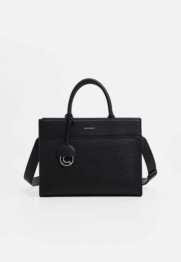 Schwarze Lederhandtasche mit einem strukturierten Design, zwei oberen Griffen, abnehmbaren Schulterriemen und einem runden Hardware-Akzent an der Vorderseite.