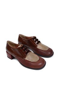Brązowe skórzane buty z detalem w wzór houndstooth, okrągłym czubkiem oraz niskim czerwonym słupkiem, z wiązaniem z przodu.
