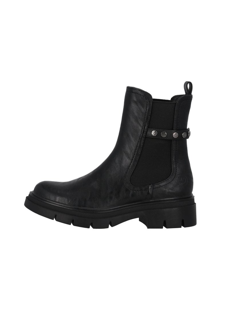 Bota negra de piel hasta el tobillo con paneles laterales elásticos, puntera redonda, suela gruesa y acentos metálicos decorativos en la correa. Acabado texturizado.