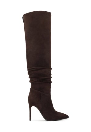 Botte haute en daim marron foncé avec un bout pointu et un talon stiletto haut, avec un design ample autour de la cheville.