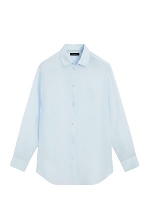 Camicia azzurro chiaro a maniche lunghe con bottoni, colletto e polsini, posata su sfondo bianco.