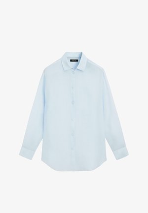 Camicia azzurro chiaro a maniche lunghe con bottoni, colletto e polsini, posata su sfondo bianco.