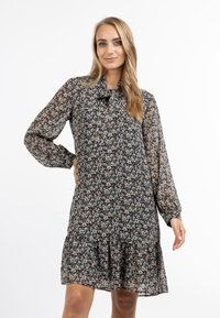 Rochie cu imprimeu floral dintr-un material negru transparent, cu mâneci lungi, tiv ondulat și guler cu șnur. Prezintă flori mici roz și verzi.