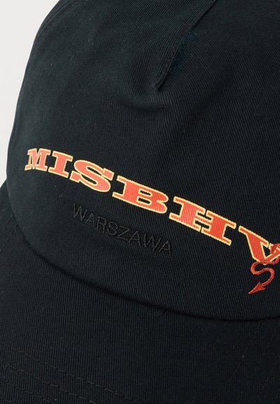 Μαύρο καπέλο μπέιζμπολ με έντονη πορτοκαλί επιγραφή "MISBHV" και μικρότερη μαύρη κεντημένη λέξη "WARSZAWA" κάτω από αυτήν στην εμπρόσθια πλευρά.