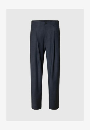 Tengerészkék, testre szabott nadrág finom csíkozással, elöl pliszézéssel, övbujtatókkal és elülső gombolással, egyszínű világos háttér előtt.