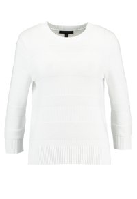 Weißer Strickpullover mit horizontalen Streifen, Rundhalsausschnitt und Dreiviertelärmeln. Die Textur ist glatt mit gerippten Bündchen und Saum.